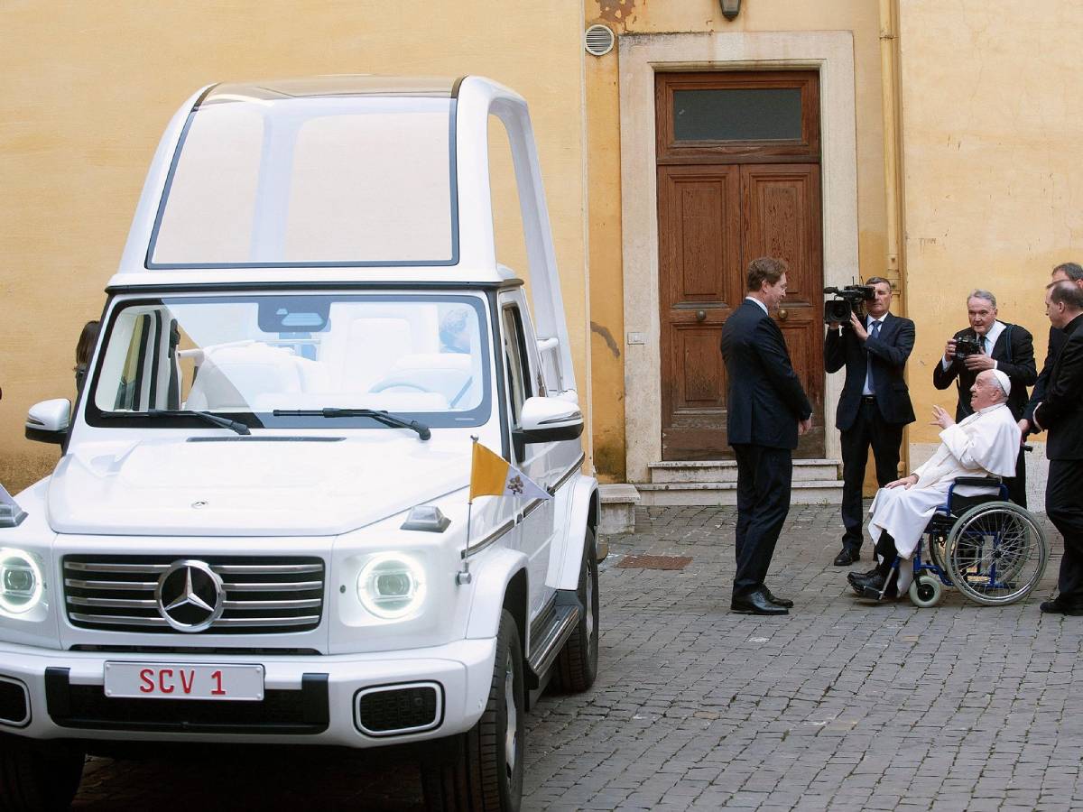 Papin novi Mercedes je prvi električni papamobil! Jedan je od najluksuznijih modela, ali makar ne zagađuje vazduh