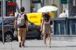 Muškarac i žena šetaju ulicama Beograda po toplom danu