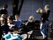 Konobarica uslužuje goste u kafiću u Holandiji