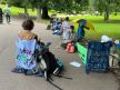 Grupa volontera krpi odeću besplatno u parku u Edinburgu