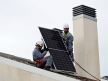 Radnici postavljaju solarne panele na krov kuće u Madridu