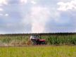 traktor prolazi poljem tokom leta