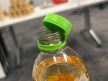 Plastična flaša sa pričvršćenim čepom