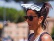 Žena drži lepezu na glavi da se zaštiti od vrućine