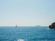 Jedrilica i brod prolaze Jadranskim morem na području Crne Gore