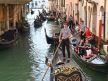 Gondolijeri prevoze turiste kanalima Venecije