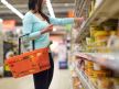 Žena kupuje u supermarketu