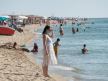 Žena stoji na plaži u Paraliji u Grčkoj