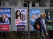 Žena prolazi pored predizbornih plakata u Irskoj uoči Evropskih izbora