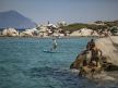Ljudi se kupaju na plaži Portakali na grčkoj Sitoniji