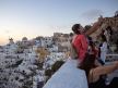 Turisti se slikaju na grčkom ostrvu Santoriniju