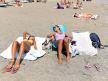 Devojke u kupaćim kostimima se odmaraju na plaži u Malagi u Španiji