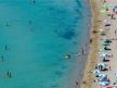 Kupači na plaži u hrvatskom Omišu