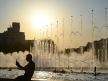 Muškarac se odmara kraj fontane u Bukureštu tokom vrućina