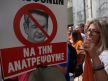 Radnici protestuju u Grčkoj i drže transparent na kome je precrtan lik premijera Kirijakosa Micotakisa