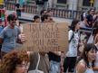 Meštani Barselone drže transparent na kome piše 'turisti, idite kući, niste dobrodošli'