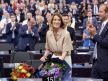 roberta mecola prima cveće nakon što je reizabrana za predsednicu Evropskog parlamenta