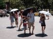 Grčka, Atina, narod na ulicama pokušava da se zaštiti od sunca