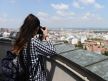 Devojka slika panoramu Beograda