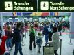 Putnici na aerodromu, obeležene Šengen i ne- Šengen oblasti