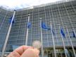 Kovanica od jednog evra ispred institucija Evropske unije u Briselu.