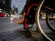 Žena u invalidskim kolicima na trotorau