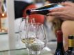 Sipanje vina u čašu, degustacija na Međunarodnom sajmu vina u Italiji-Vinitaly