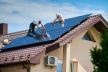 Radnici ugrađuju solarne panele na krov kuće