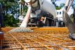kamion izliva cement na gradilištu