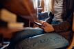 Srednjoškolka gleda u mobilni telefon tokom školske nastave