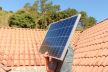 Radnik nosi solarni panel koji treba da bude instaliran na kući