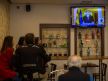 Španci u kafiću gledaju televizijsko obraćanje premijera Pedra Sančeza