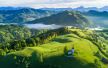 Pogled na slovenačka zelena na brda, na vrhu jednog se nalazi crkva