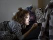 Devojčica gleda u telefon