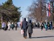 Ljudi šetaju Beogradom po lepom januarskom vremenu