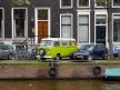 Vozila parkirana kraj kanala u Amsterdamu