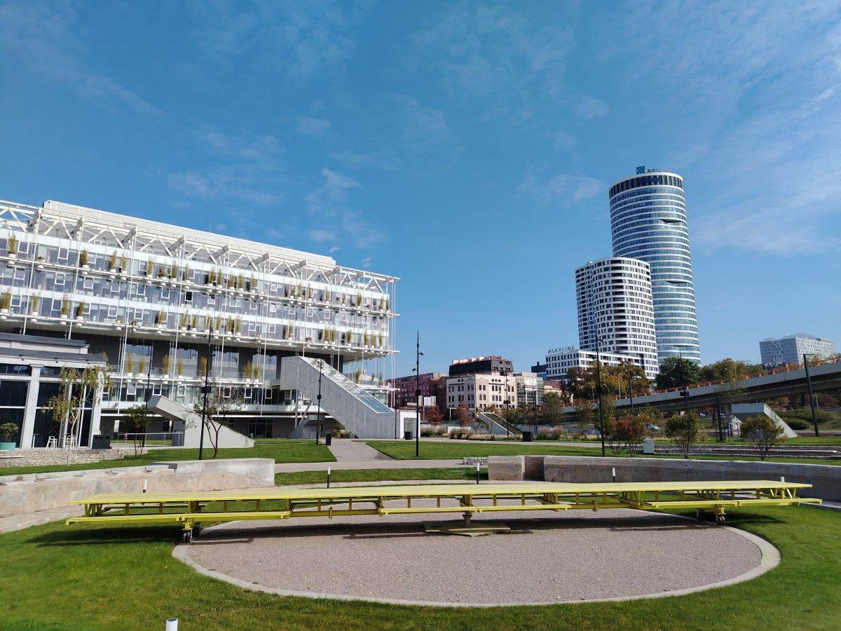 kompleks ložionice i žuti čelični most na mestu nekadašnje okretnice lokomotiva
