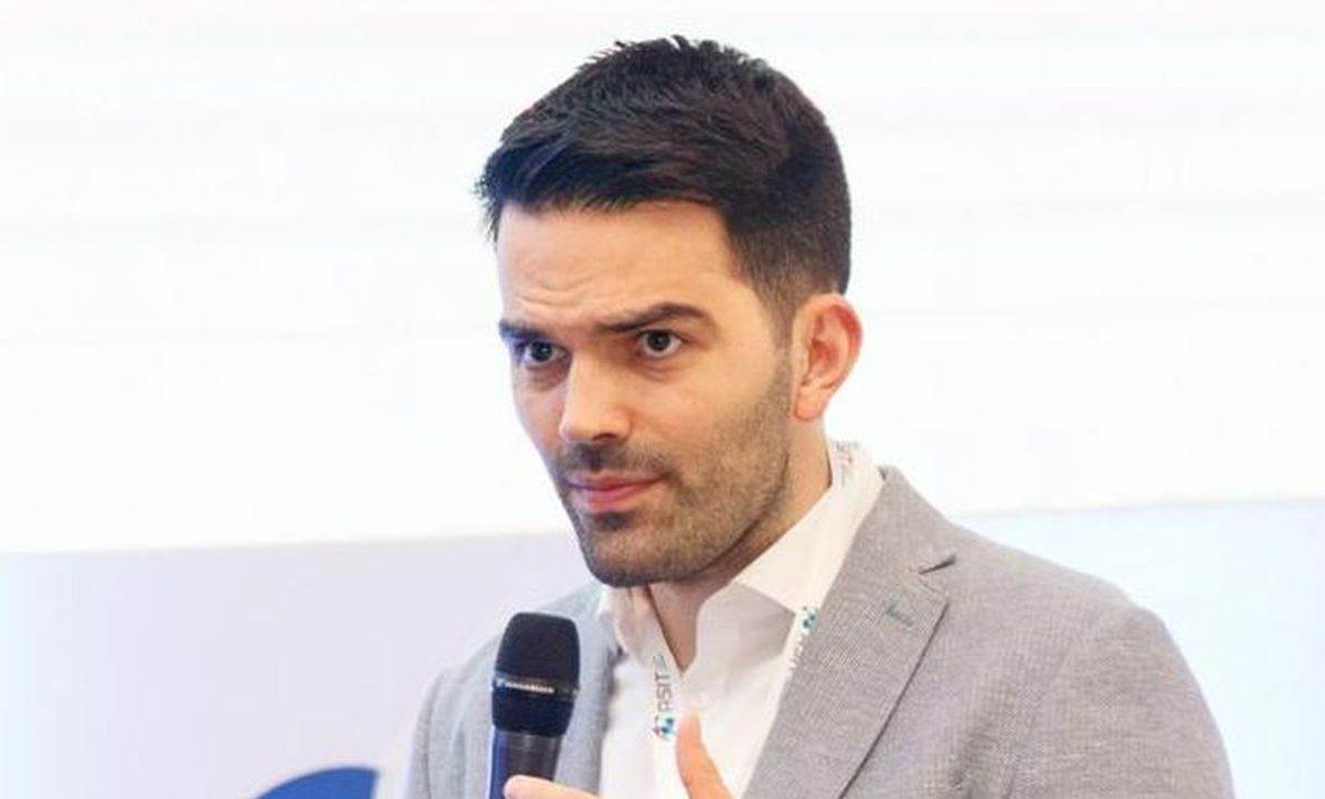 Stefan Badža je direktor akceleratora i globalnih partnerstava "HUB 201". 

Bio je inicijator i rukovodilac izrade i sprovođenja prve Strategije razvoja veštačke inteligencije Vlade Republike Srbije, čija je realizacija dovela do osnivanja Instituta za veštačku inteligenciju, uvođenja sadržaja iz oblasti veštačke inteligencije u osnovne i srednje škole, pokretanja sedam novih master programa posvećenih veštačkoj inteligenciji, kao i uspostavljanja Nacionalne superračunarske platforme za veštačku inteligenciju.

Takođe je radio na razvoju i širenju mreže naučno-tehnoloških parkova i inovacione infrastrukture u Srbiji, kao i na povezivanju države, akademske zajednice i privrede sa ciljem ubrzanog tehnološkog razvoja.