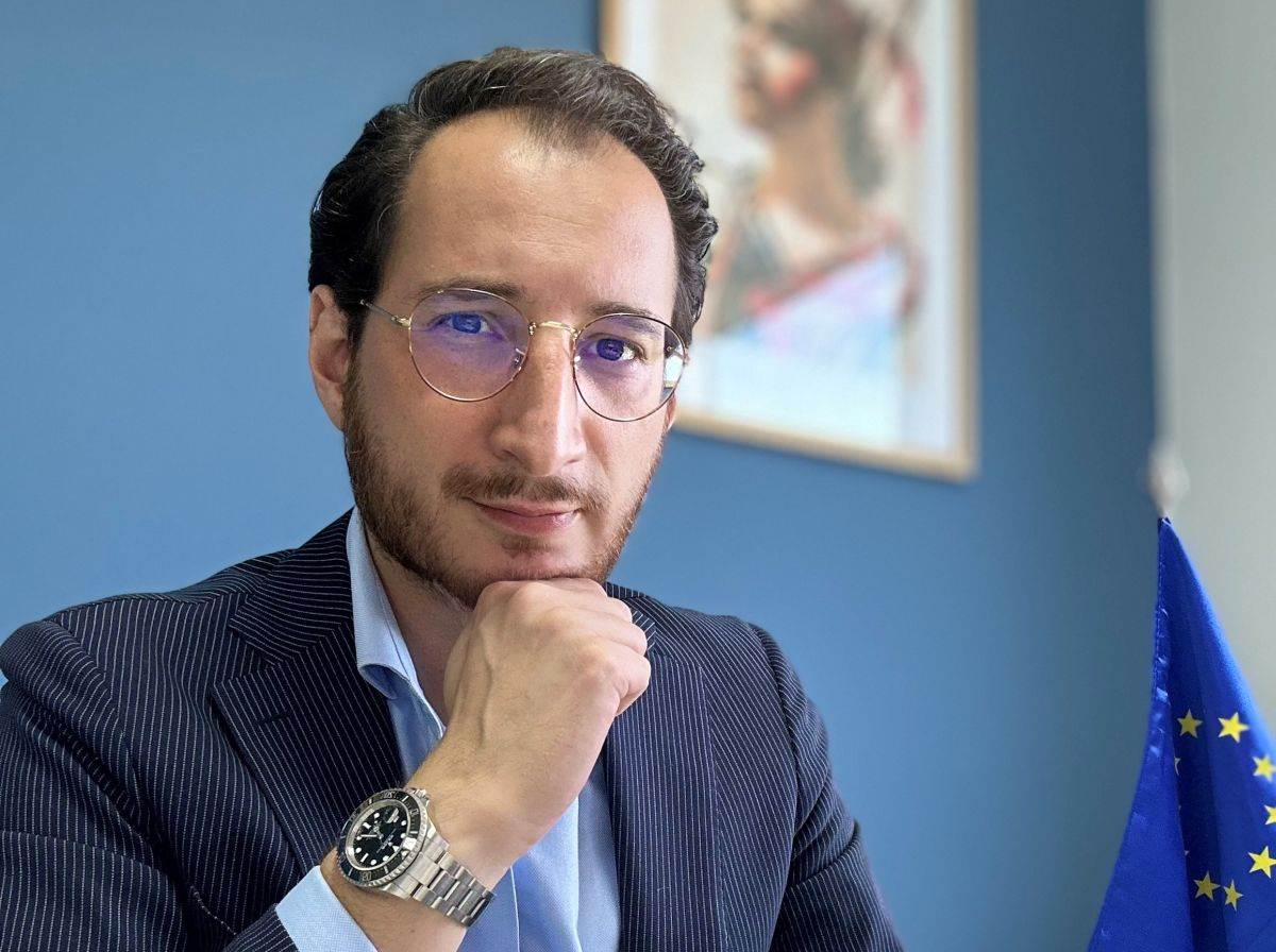 Oliver Šarov je politički savetnik za ekonomska pitanja Delegacije Evropske Unije u Srbiji. Pre toga je imao dugogodišnje iskustvo kao strateški politički i diplomatski savetnik u Ministarstvima spoljnih poslova Kraljevine Holandije i Ujedinjenog Kraljevstva Velike Britanije. Pored rada sa državnim institucijama, usko je sarađivao i sa međunarodnim korporacijama i poslovnim udruženjima, između ostalog i kao član upravnog odbora holandsko-srpske privredne asocijacije. Poreklom iz Srbije, rođen u Dubrovniku, gospodin Šarov je odrastao u Holandiji, gde je i studirao evropsku i međunarodnu politiku na Univerzitetu u Mastrihtu. Beograd zove svojim domom od 2015. godine.