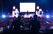 tonci stoje za misketom dok se pripremaju za koncert