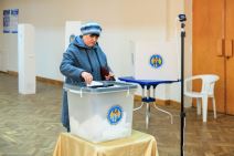 Žena glasa na izborima u Moldaviji
