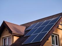 Solarni paneli na krovu kuće