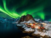 Polarna svetlost iznad norveškog sela