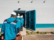 Radnici ulaze u fabriku oružja