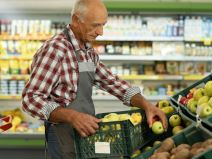 Stariji čovek na poslu