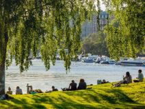 Ljudi se druže u prirodi u Stokholmu