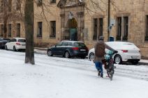 muškarac prolazi biciklom po snegu