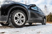 automobil stoji na putu prekriven snegom