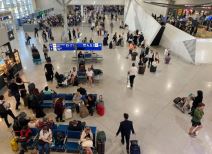 putnici na aerodromu u Atini