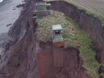 Bunker u Engleskoj koji klizi ka moru